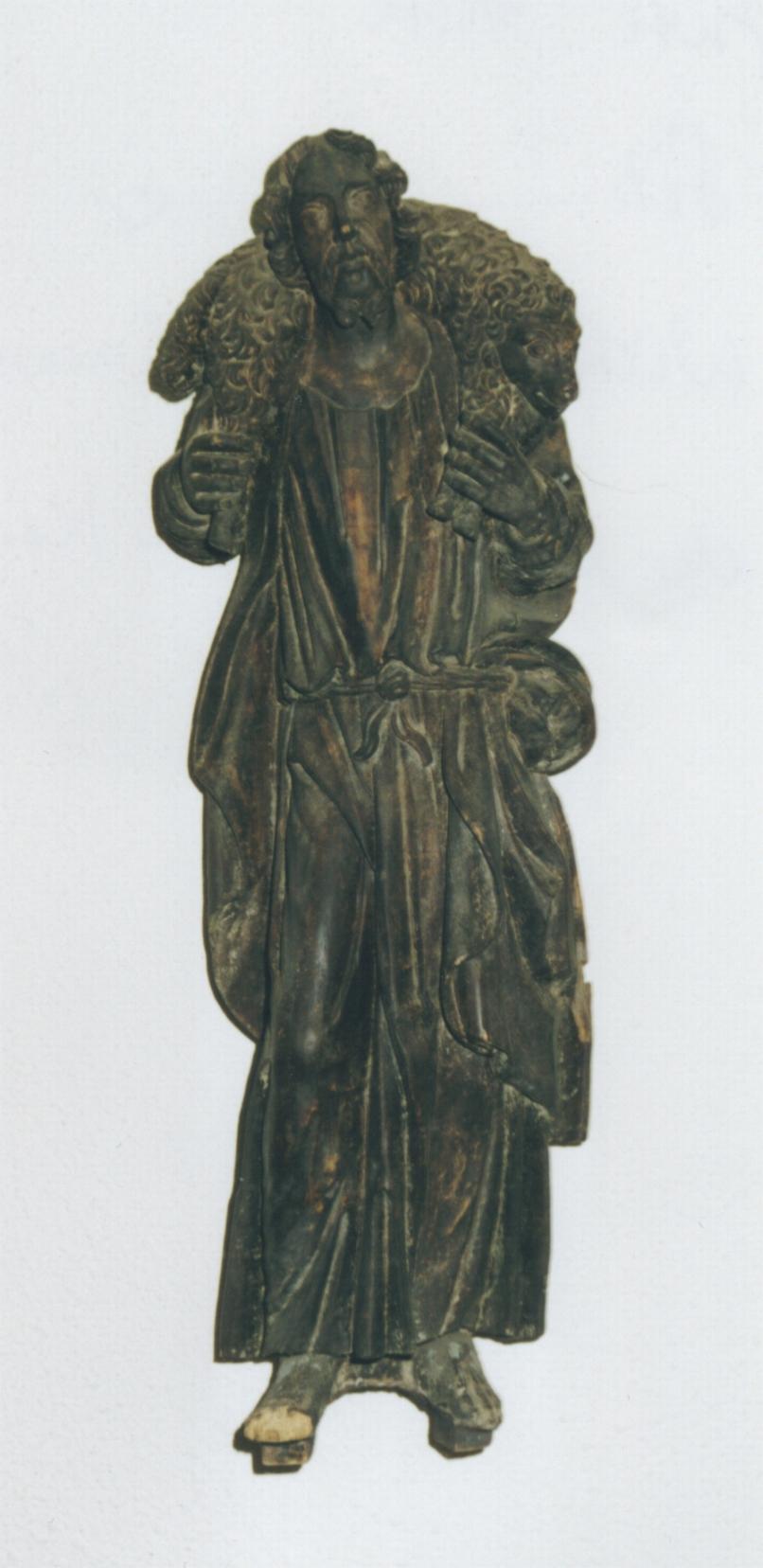 Die Figur des Guten Hirten wurde aus den Trümmern der zerstörten alten Kirche gerettet. Sie hängt nun im Sitzungssaal der Wickrather Bezirksvertretung.