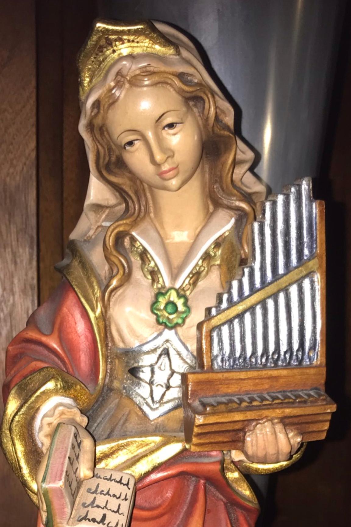 Heilige Cäcilia auf der Orgelbühne von St. Antonius; Patronin der Kirchenmusik, der Organisten sowie Sänger und Musiker.